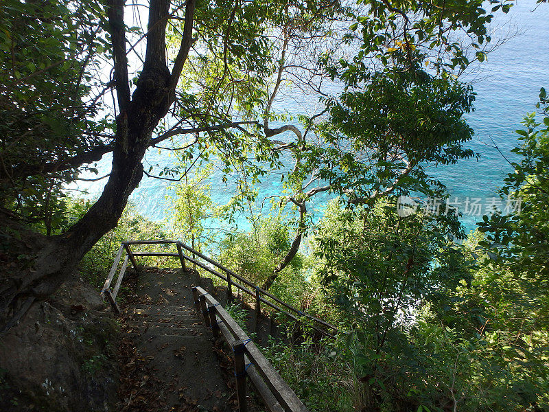 通往Suwehan海滩的楼梯，Nusa Penida，印度尼西亚巴厘岛